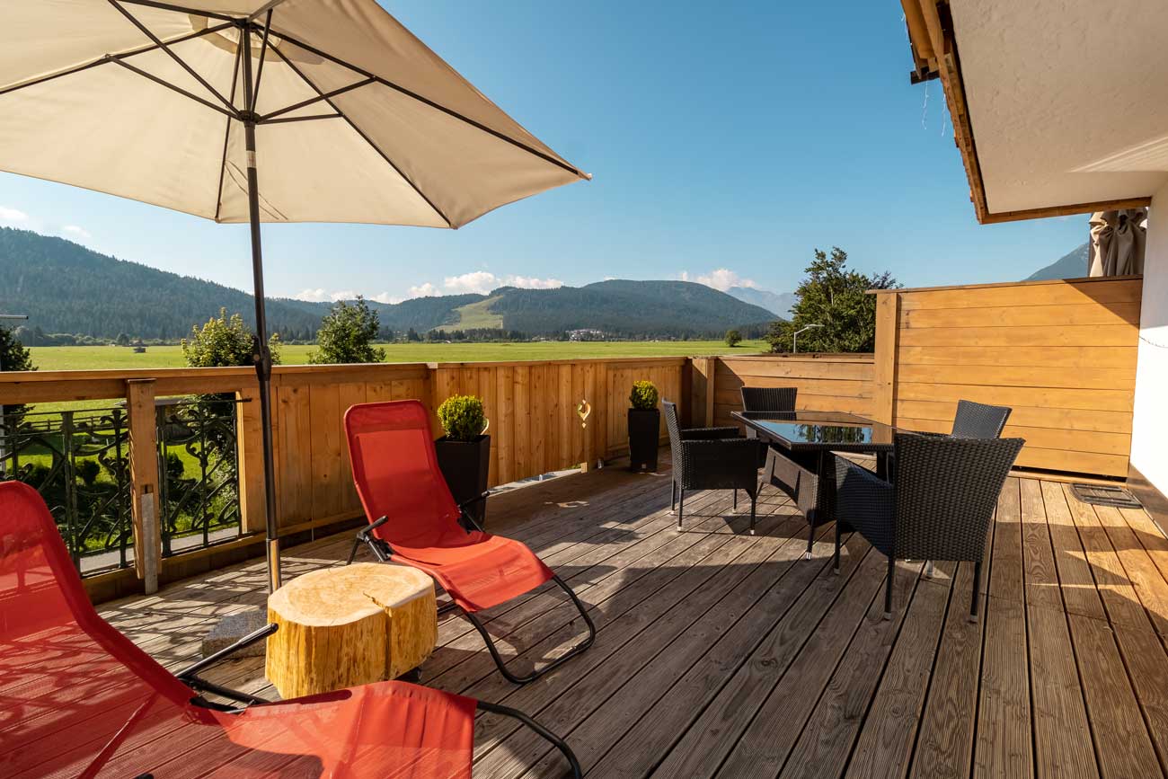 große Terasse der Ferienwohnung Top 5 mit Alpenpanorama